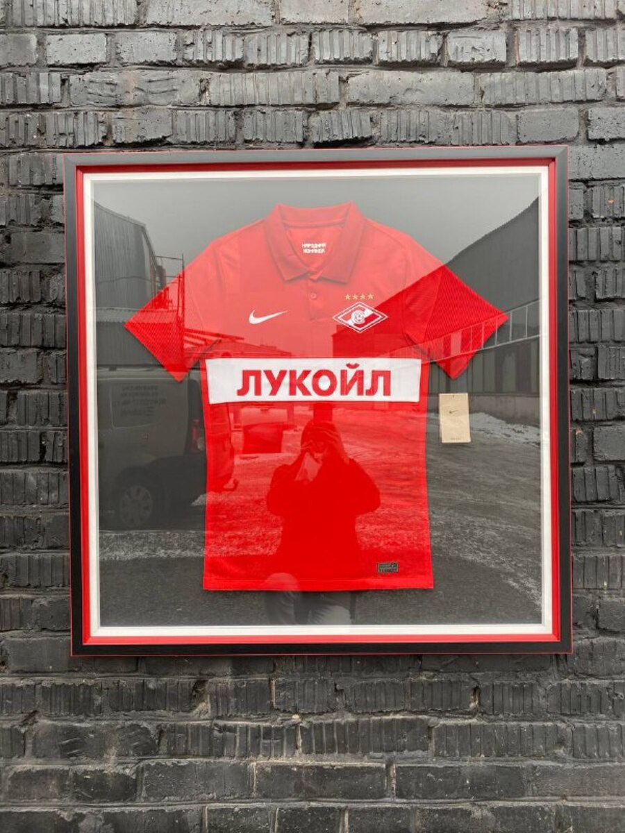Оформление спортивной футболки в раму из двойного багета…